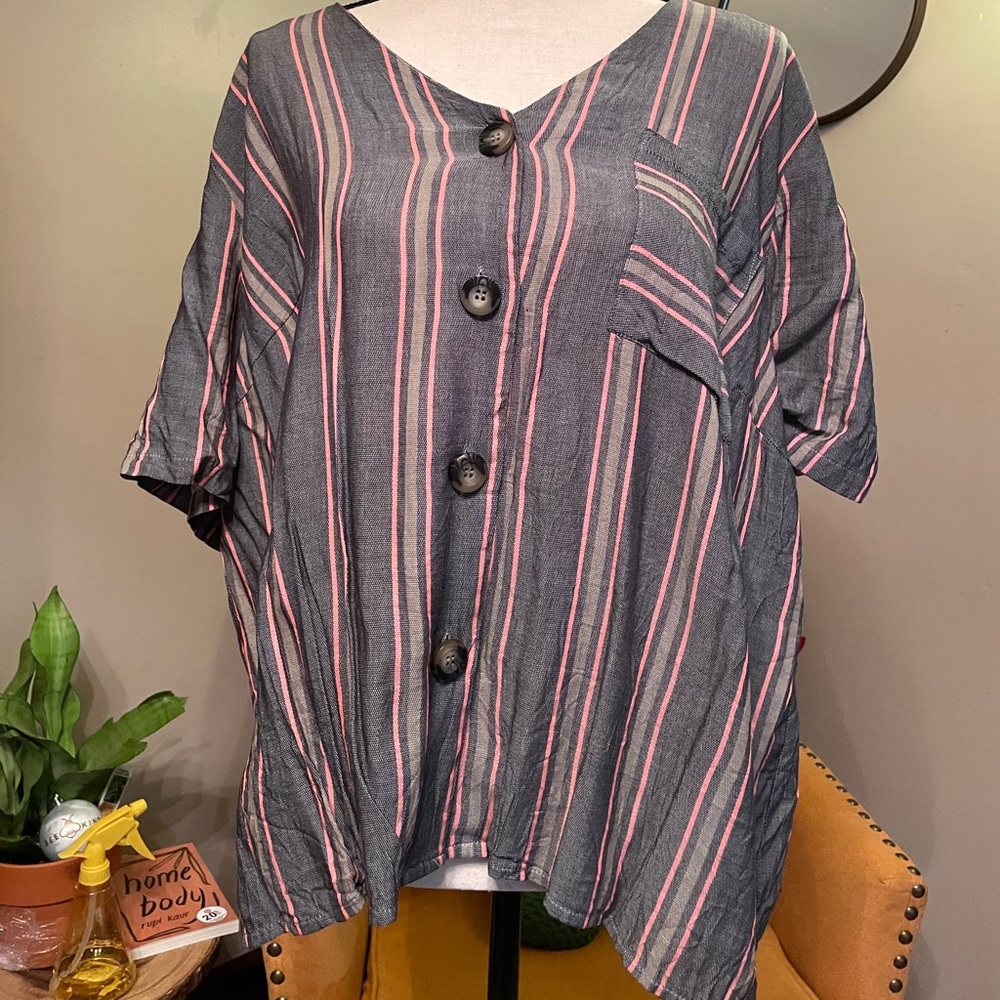 Stripped blouse with buttons